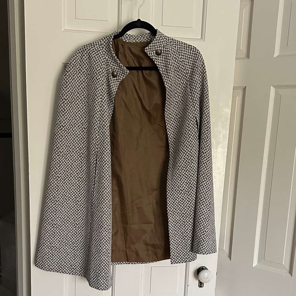 Stylish Black and White Houndstooth Cape